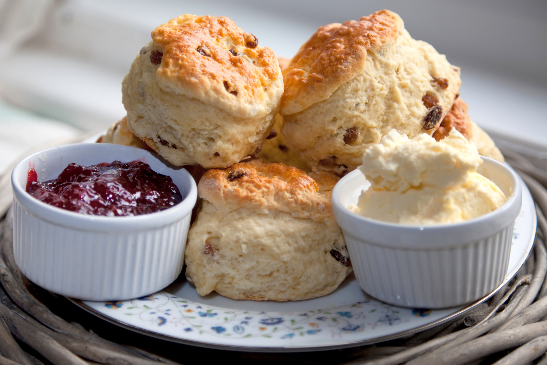 Cream tea. Скуны СКОНЫ. Булочка скон Британская. Английское чаепитие СКОНЫ. Скон выпечка английская.